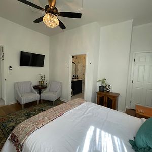 Deluxe Queen Suite